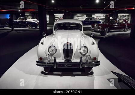 Jaguar XK140 (1956). Classic Sportwagen der britischen Firma Jaguar, produziert in der Zeit von 1954 bis 1957. Luxuswagen. Oldtimer-Ausstellung - Stockfoto