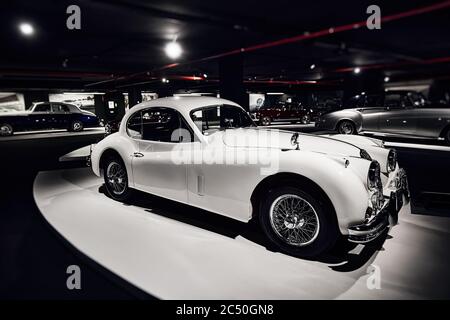 Jaguar XK140 (1956). Classic Sportwagen der britischen Firma Jaguar, produziert in der Zeit von 1954 bis 1957. Luxuswagen. Oldtimer-Ausstellung - Stockfoto