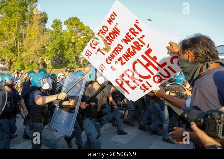 Mondragone, Kampanien, Italien. Juni 2020. Italien, 29/06/2020, der Führer der italienischen Rechten Sen. Matteo Salvini von der Nordliga heute ging nach Mondragone in der roten Zone, wo es viele Fälle von Covid-19. Als der Politiker kam, gab es viele Proteste und Polizeianklagen. Quelle: Fabio Sasso/ZUMA Wire/Alamy Live News Stockfoto