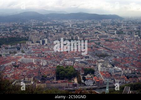 Grenoble Stadtpanorama von La Bastille Hill in Frankreich. Stockfoto