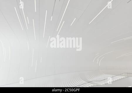 Innenraum, abstrakte Decke. Heydar Aliyev Center. Entworfen von Zaha Hadid. Das Zentrum beherbergt einen Konferenzsaal, eine Galerie und ein Museum. Baku, Aserbaidschan, 27.04 Stockfoto