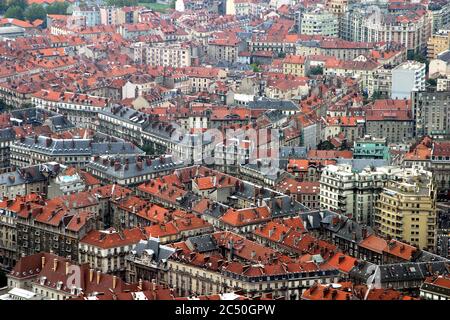 Grenoble Stadtpanorama von La Bastille Hill in Frankreich. Stockfoto