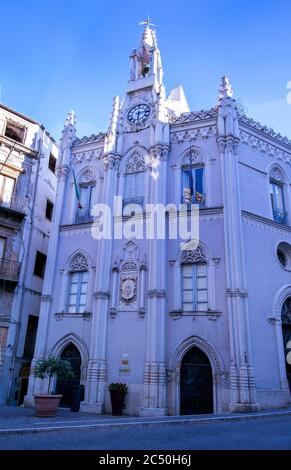 Palazzo della Camera di Commercio, kirchlicher Stadtbau mit Uhr und Glockenturm, Agrigento, Sizilien, Italien Stockfoto