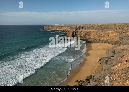Steile Küste und Strand südlich von El Cotillo im Abendlicht, Kanarische Inseln, Fuerteventura Stockfoto
