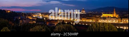 Blick von der Piazzale Michelangelo nach Florenz mit Palazzo Vecchio, Kathedrale von Florenz und Basilica di Santa Croce am Abend, Italien, Toskana, Florenz Stockfoto