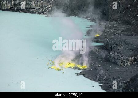 Poás Vulkan, steigende Gase am Kratersee Laguna Caliente, Costa Rica, Poas Vulkan Nationalpark Stockfoto