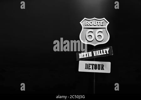 Historisches Straßenschild Der Route 66. Straßenschild auf schwarzem Hintergrund. Stockfoto