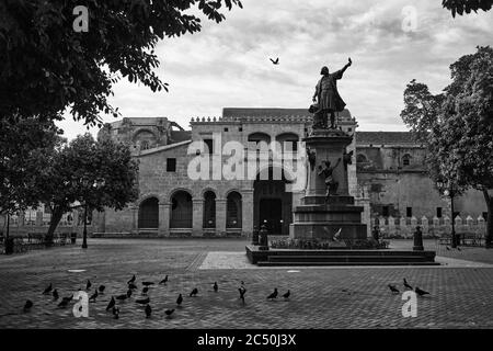 Kolumbus Statue und Kathedrale, Parque Colon, Santo Domingo, Karibik älteste Kathedrale in Amerika. Santo Domingo, Dominikanische Republik. Stockfoto