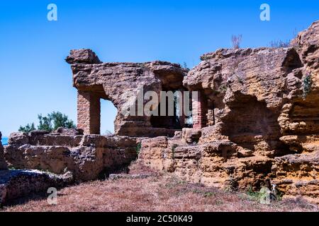 Römische und frühmittelalterliche Nekropole, diese Gräber stammen aus der spätrömischen und byzantinischen Epoche, Tal der Tempel, Agrigento, Sizilien, Italien Stockfoto