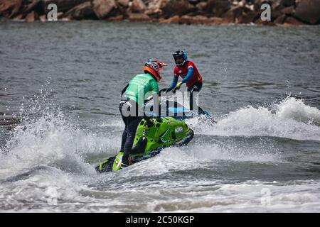 Professionelle Jet ski Riders konkurrieren auf dem IFWA World Tour Jet Ski-WM. Die Teilnehmer führen Tricks für Richter in den Wellen. Freeride World Ch Stockfoto