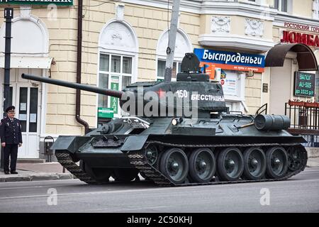 Tank T-34/85 alt, legendär. Vorbereitung der Parade zu Ehren des Siegestages. Zweiter Weltkrieg II.. Rostow am Don, Russland, 09.05.2018 Stockfoto