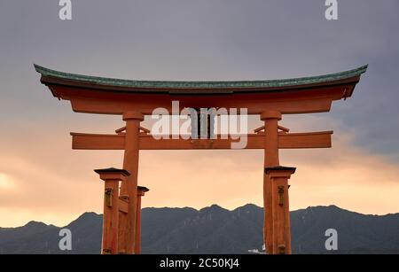 Große Torii von Miyajima bei Sonnenuntergang, in der Nähe von Hiroshima, Japan Stockfoto