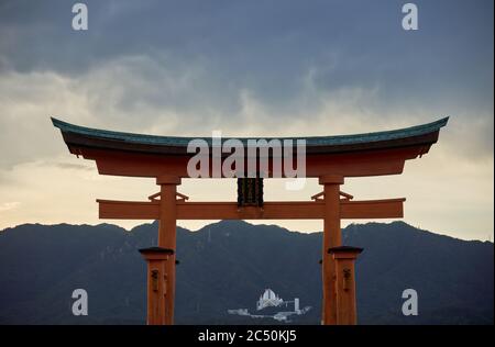 Große Torii von Miyajima bei Sonnenuntergang, in der Nähe von Hiroshima, Japan Stockfoto