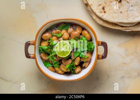 Ful Medames - Gericht aus ägyptischen Fava Bohnen mit Zitrone ,Kreuzkümmel,Gemüse Stockfoto