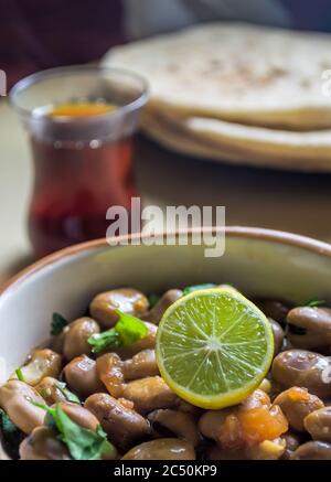 Ful Medames - Gericht aus ägyptischen Fava Bohnen mit Zitrone ,Kreuzkümmel,Gemüse Stockfoto