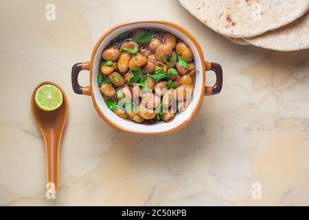 Ful Medames - Gericht aus ägyptischen Fava Bohnen mit Zitrone ,Kreuzkümmel,Gemüse Stockfoto