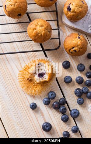 Blaubeeren Muffins oder Cupcakes mit frischen Beeren und Lavendel auf Holztisch. Sommer Farben und Aromen Stockfoto