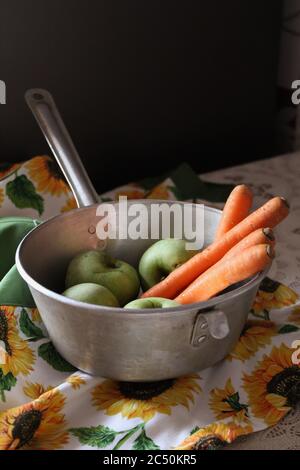 Frisch gewaschene Gemüse und Früchte, Äpfel und Karotten im Trockner Stockfoto