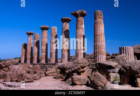 Säulen des Tempels von Herakles (von Herkules) ist ein griechischer Tempel in der antiken Stadt Akragas, Tal der Tempel, Agrigento, Sizilien, Italien Stockfoto