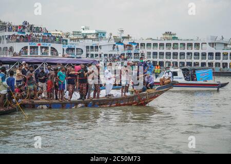 Rettungskräfte suchen nach Leichen von Opfern nach dem Start, der am 29. Juni 2020 im Buriganga River in Dhaka, Bangladesch, gekentert wurde. 32 Menschen starben und Dutzende werden vermisst, nachdem eine Fähre gekentert und versank am Sadarghat Fährterminal in Dhaka Kollision mit einem anderen Schiff, Feuerwehr Quellen sagten. Stockfoto