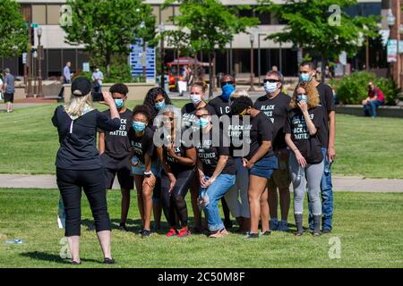 Wausau, Wisconsin, USA - 6. Juni 2020 Demonstranten für schwarze Leben Angelegenheit beginnen gerade, am 400 Block, Horizontal zu versammeln Stockfoto