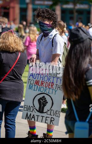 Wausau, Wisconsin, USA - 6. Juni 2020 Demonstranten für schwarze Leben Angelegenheit sind gerade erst beginnen, sich am 400 Block, Vertical Stockfoto