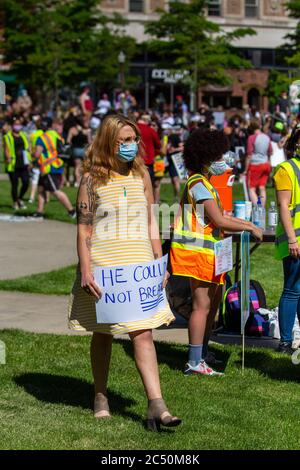 Wausau, Wisconsin, USA - 6. Juni 2020 Demonstranten für schwarze Leben Angelegenheit sind gerade erst beginnen, sich am 400 Block, Vertical Stockfoto