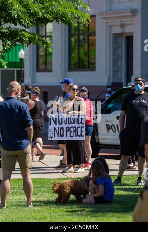 Wausau, Wisconsin, USA - 6. Juni 2020 Demonstranten für schwarze Leben Angelegenheit sind gerade erst beginnen, sich am 400 Block, Vertical Stockfoto