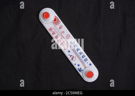 Meteorologie-Thermometer. Kälte- und Wärmetemperatur. Celsius auf Thermometern Stockfoto