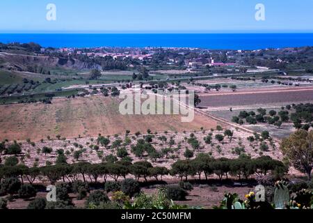 Blick auf das Tal der Tempel und die umliegende Landschaft, Agrigento, Sizilien, Italien Stockfoto