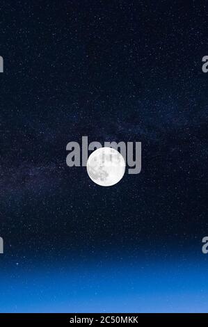 Mond und die Erdatmosphäre aus dem All (Elemente dieses Bildes von der NASA) Stockfoto