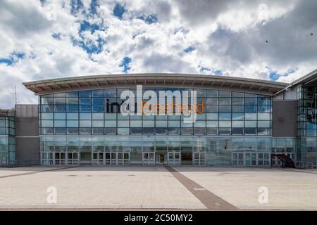 Das Einkaufszentrum Intu Braehead befindet sich auf dem Gelände des alten Renfrew-Kraftwerks am Südufer des Flusses Clyde Stockfoto