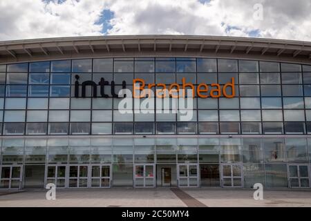 Das Einkaufszentrum Intu Braehead befindet sich auf dem Gelände des alten Renfrew-Kraftwerks am Südufer des Flusses Clyde Stockfoto