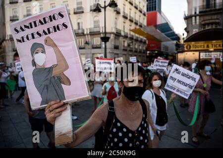 Madrid, Spanien. Juni 2020. Eine Frau, die während der Krise der Coronavirus-Pandemie (COVID-19) in öffentlichen Krankenhäusern gegen die Unsicherheit, den Mangel an Ressourcen und die übermäßige Arbeitsbelastung protestiert. Die Gesundheitshelfer des öffentlichen Krankenhauses von Madrid haben sich in der Puerta de Sol versammelt, um ihren Kampf sichtbar zu machen. Quelle: Marcos del Mazo/Alamy Live News Stockfoto