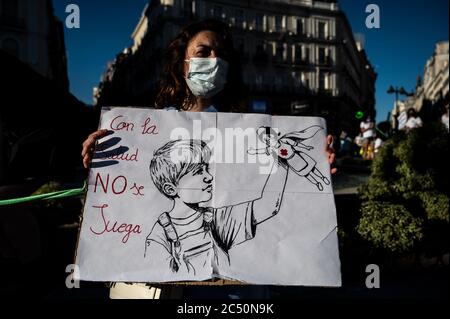 Madrid, Spanien. Juni 2020. Gesundheitshelfer protestieren gegen die Prekarität, den Mangel an Ressourcen und die übermäßige Arbeitsbelastung während der Krise der Coronavirus (COVID-19) Pandemie in öffentlichen Krankenhäusern. Die Gesundheitshelfer des öffentlichen Krankenhauses von Madrid haben sich in der Puerta de Sol versammelt, um ihren Kampf sichtbar zu machen. Quelle: Marcos del Mazo/Alamy Live News Stockfoto