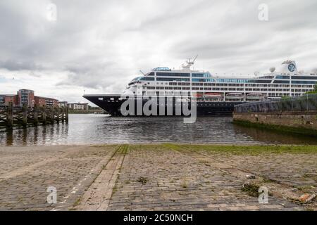 Das Kreuzfahrtschiff Azamara Journey stellt den Yoker Ferry Slipway in den Schatten, als es den Fluss Clyde hinauf zu den Docks von King George V fährt Stockfoto