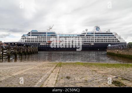 Das Kreuzfahrtschiff Azamara Journey stellt den Yoker Ferry Slipway in den Schatten, als es den Fluss Clyde hinauf zu den Docks von King George V fährt Stockfoto