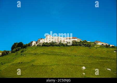 Castelluccio di Norcia, kleine Stadt auf einem Hügel zwischen Sibillini Bergen, fast vollständig nach dem Erdbeben vom 30. Oktober 2016 zerstört. Stockfoto