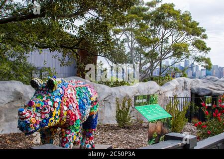 Die Sumatra Nashorn Ausstellungsfläche im Taronga Zoo Sydney. Das Modell ist aus Kunststoff-Flaschenverschluss, um die Menschen daran zu erinnern, die Umwelt zu schützen. Stockfoto