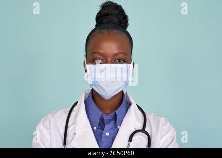 afroamerikanische Ärztin tragen Gesichtsmaske Blick auf Kamera, Kopfschuss Porträt. Stockfoto