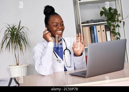 Afrikanische Ärztin sprechen mit Patienten von Telemedizin Online Webcam Videoanruf. Stockfoto