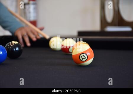 Schwarzer Billardtisch, Billard spielen - Nahaufnahme eines Mannes, der Billard spielt Stockfoto