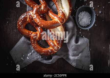 Knusprige Brezeln, frisch mit Salz gebacken Stockfoto