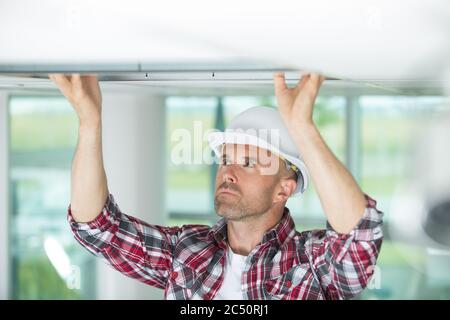 Gipser die Decke setzen Stockfoto