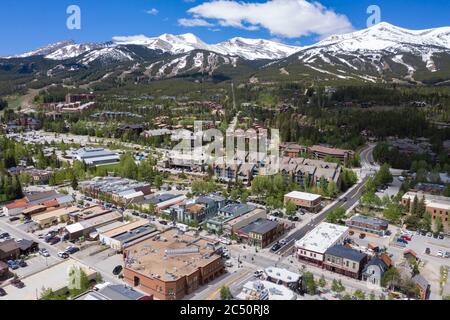 Luftaufnahmen über der Innenstadt von Breckenridge, Colorado Stockfoto