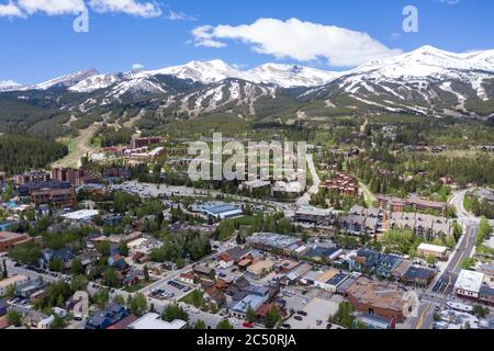 Luftaufnahmen über der Innenstadt von Breckenridge, Colorado Stockfoto