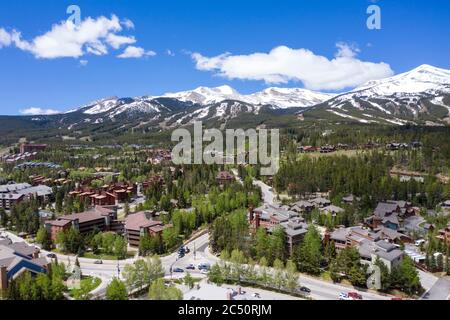 Luftaufnahmen über der Innenstadt von Breckenridge, Colorado Stockfoto