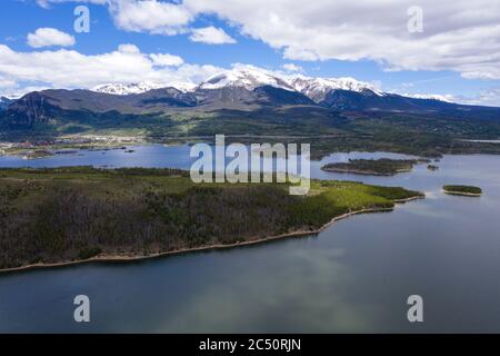 Luftaufnahme über dem Dillon Reservoir in den Rocky Mountains in Summit County, Colorado Stockfoto