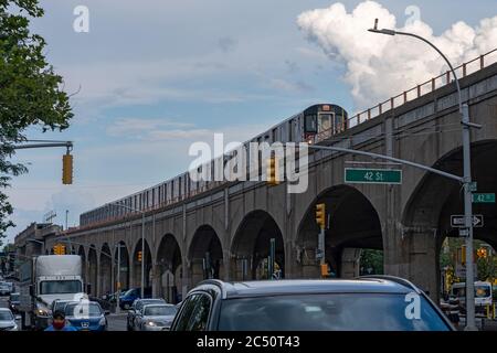 NEW YORK, NY - JUNI 29: Die Metropolitan Transportation Authority (MTA) 7 Subway Zug. Stockfoto