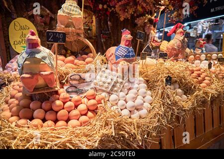 Frischer Eierstand am Mercat de la Boqueria, einem berühmten Lebensmittelmarkt in der Nähe von La Ramblas, Barcelona Stockfoto